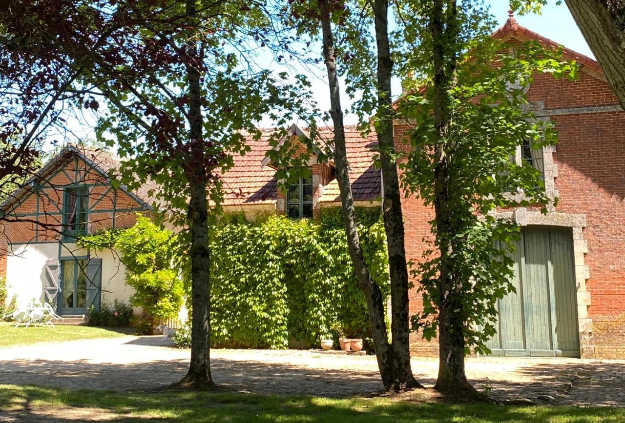 Cottages De Chateau De Vaux Yvre-l'Eveque Exterior photo