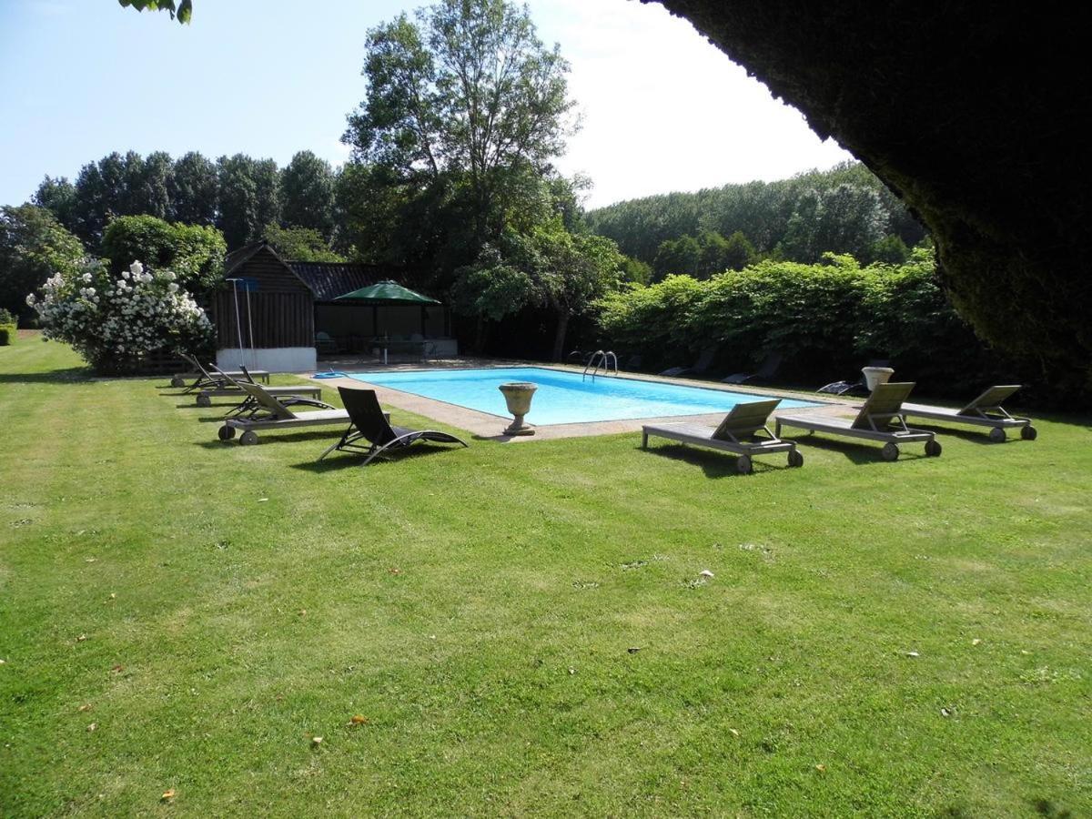 Cottages De Chateau De Vaux Yvre-l'Eveque Exterior photo